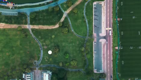 Erleben-Sie-Die-Ruhe-Des-Aspire-Parks-Bei-Sonnenaufgang-Mit-Diesen-Atemberaubenden-Drohnenaufnahmen