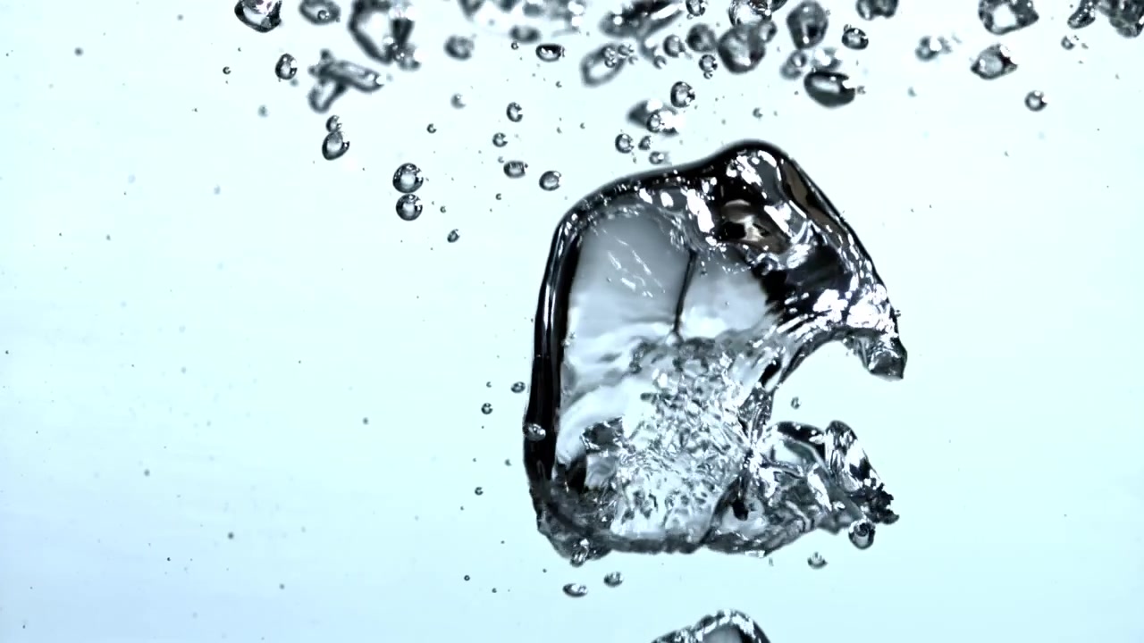 Bolle d'aria al rallentatore che salgono in acqua limpida