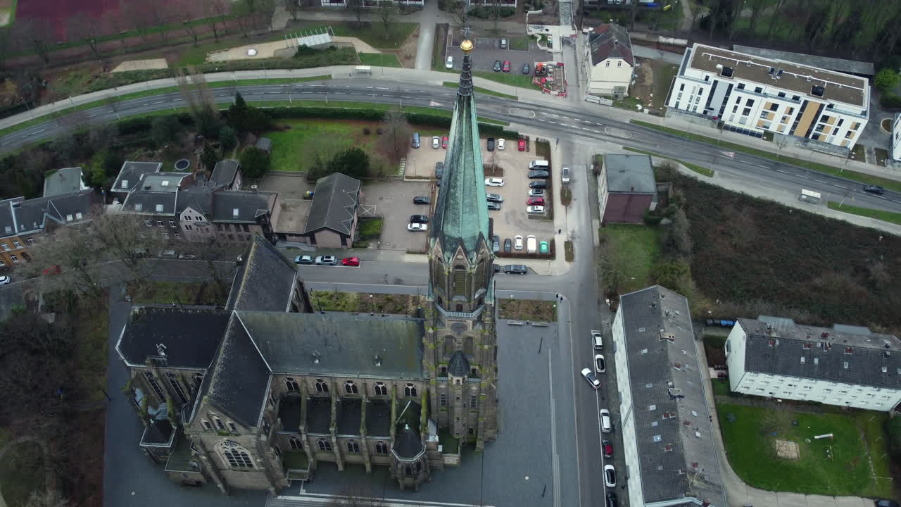 взгляд с воздуха на церковь в европейском городе