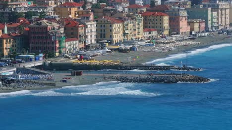 encantadora ciudad y playa de varazze en la región de liguria, italia