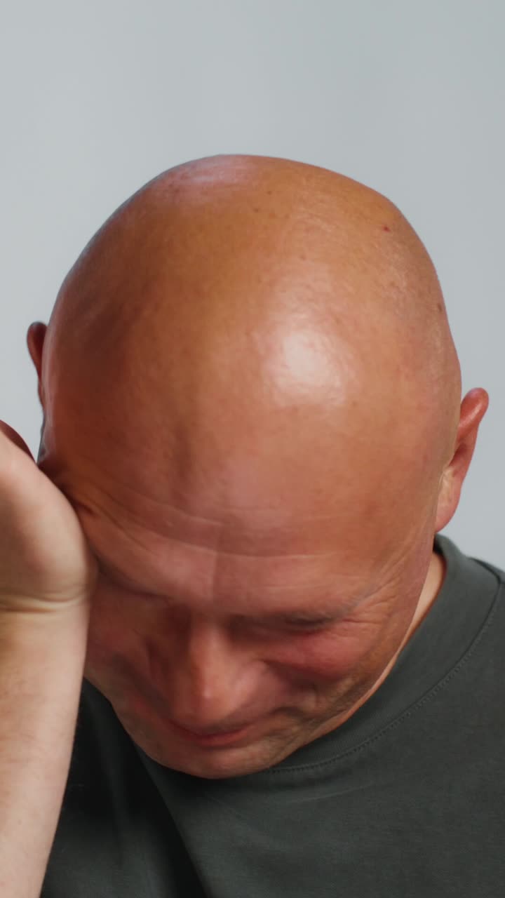 얼굴에 손을 은 남자