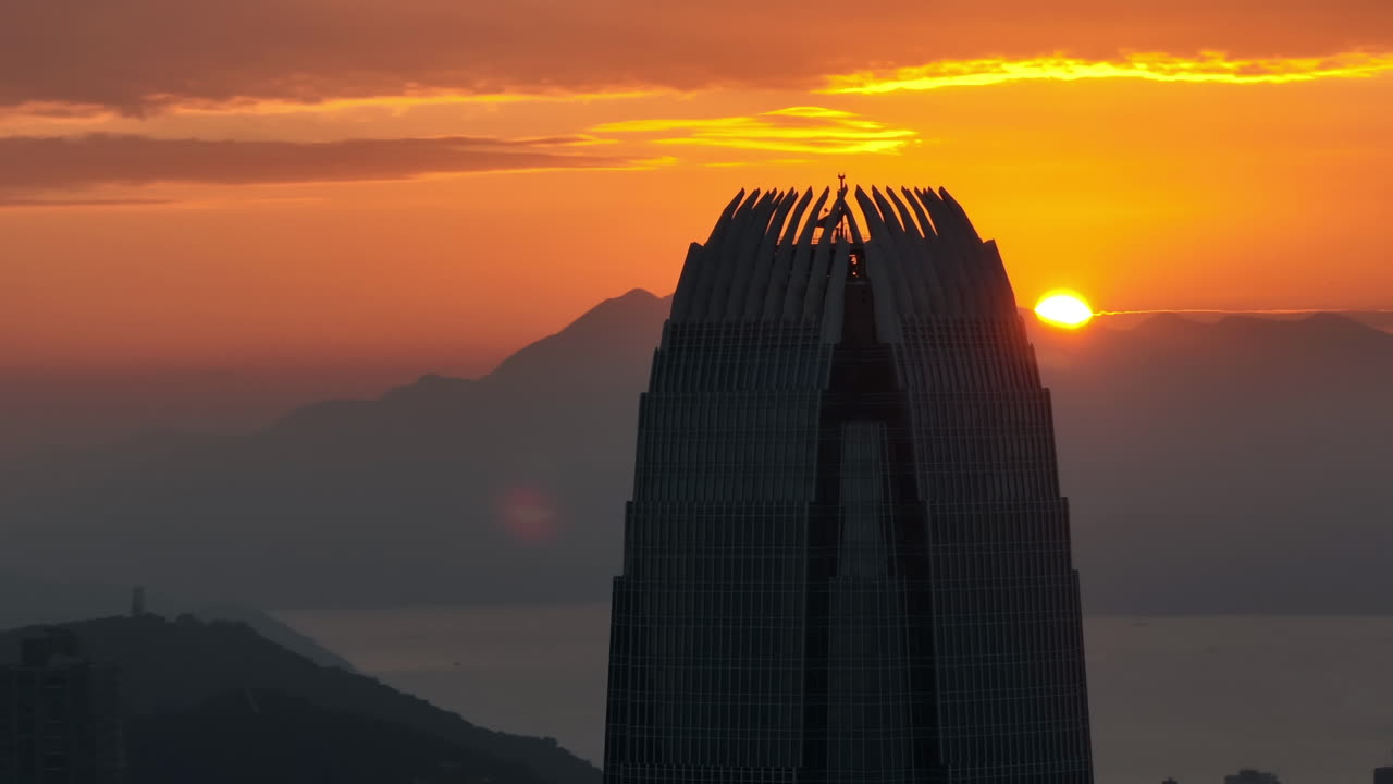 centro financiero internacional cerca durante la hermosa puesta de sol, hong kong, aérea