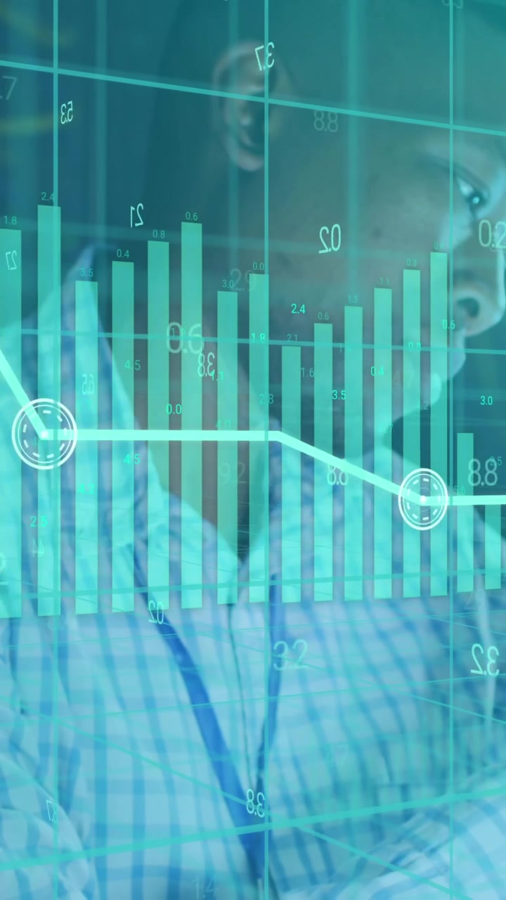 Animazione di grafici con numeri che cambiano su un uomo afroamericano che controlla i cavi in una sala server