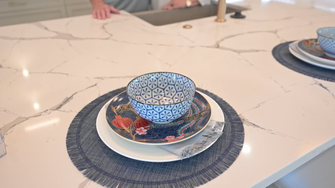 счастливые клиенты в своей новой роскошной кухне с белым мрамором на спине и большим столом