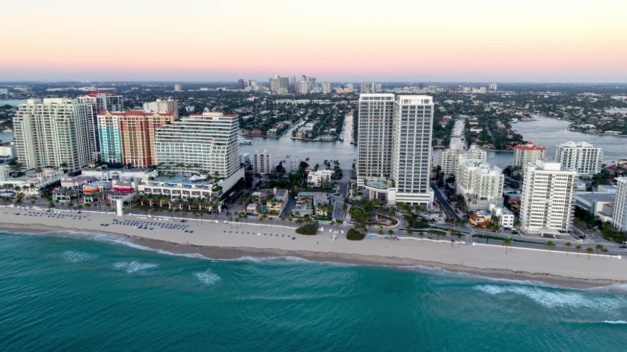 Panoramica aerea in allontanamento su Fort Lauderdale, Florida, e sulla spiaggia di Fort Lauderdale, Florida