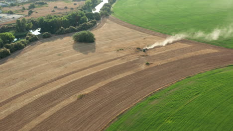 Madrid,-Spanien---Traktor,-Der-Landwirtschaftliches-Ackerland-Pflügt,-Luftpanoramaansicht