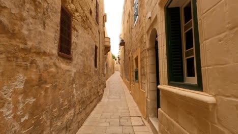 Caminando-Constantemente-Por-Las-Estrechas-Calles-De-La-Valeta,-Malta.