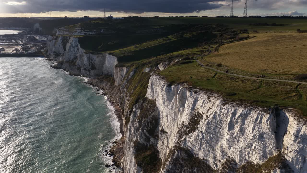 Scogliere bianche di calcare nel porto di Dover, Inghilterra. Video aereo al tramonto