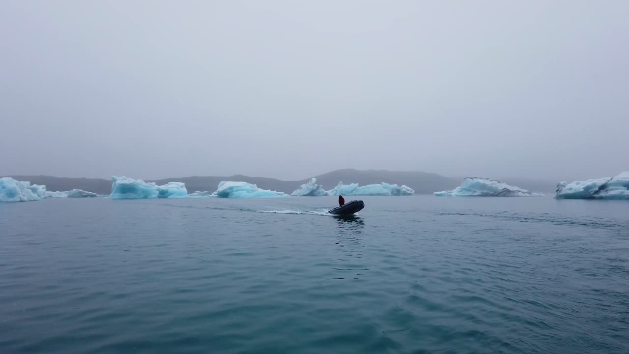 barco zodiac pasando icebergs en la laguna glaciar jokusarlon en el sur de islandia