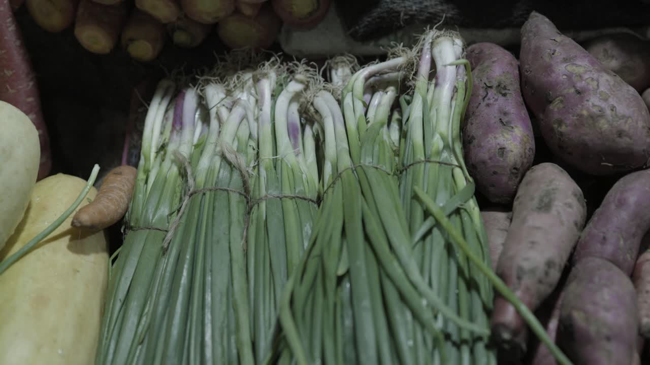 cebollas de primavera en la tienda de verduras para la venta por la noche