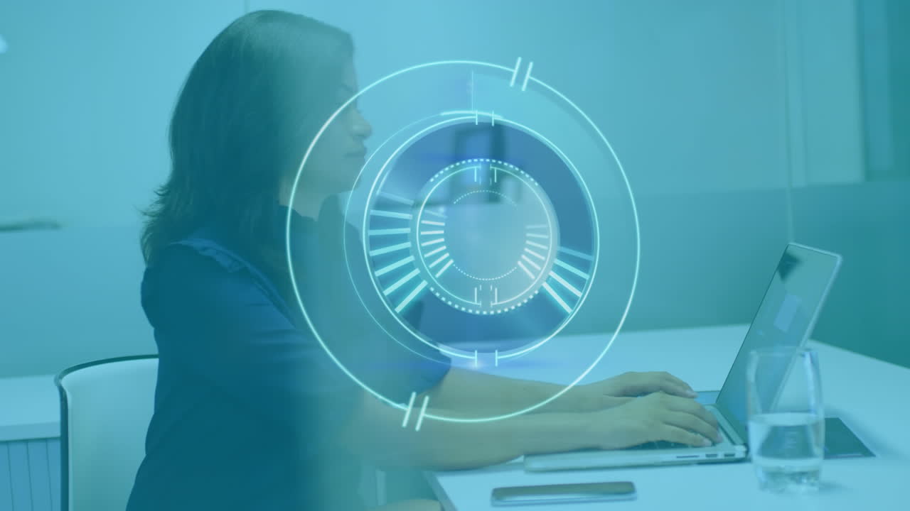 animación del alcance con procesamiento de datos sobre una mujer de negocios que usa una computadora portátil