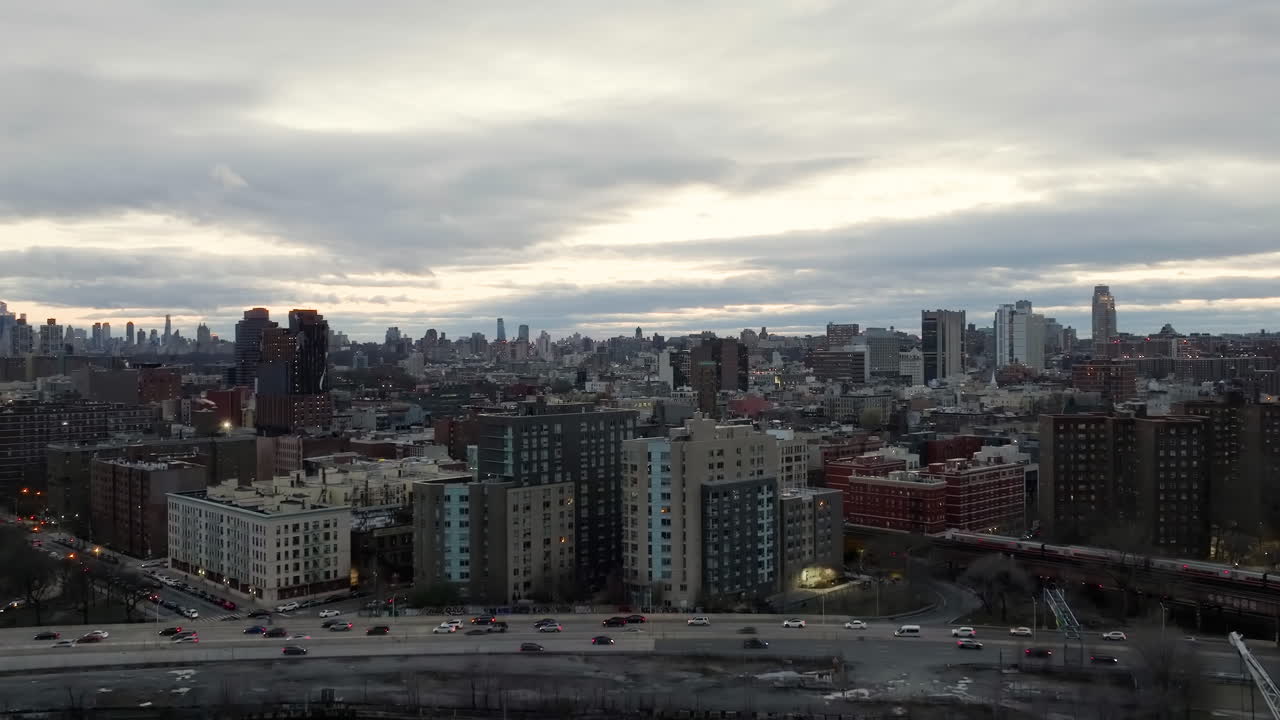vista aérea que se eleva sobre el tráfico en el río harlem drive y un tren, en nublado nueva york, ee.uu.