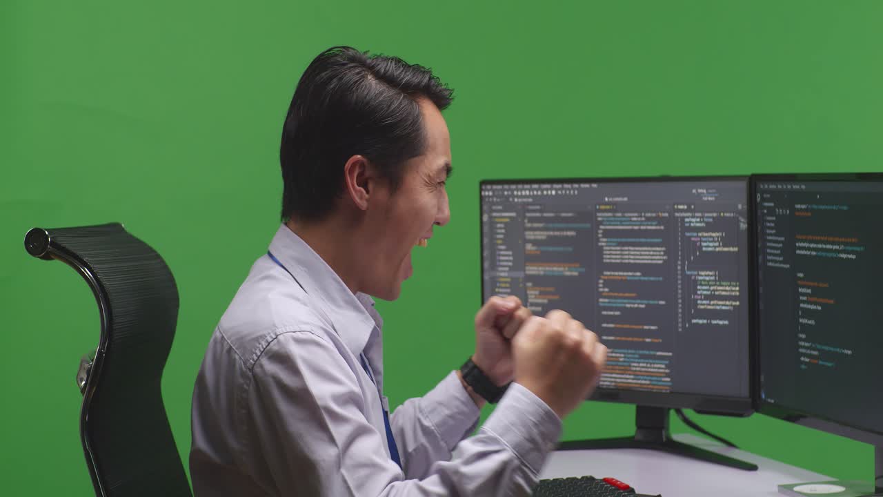 programador entusiasmado con el código