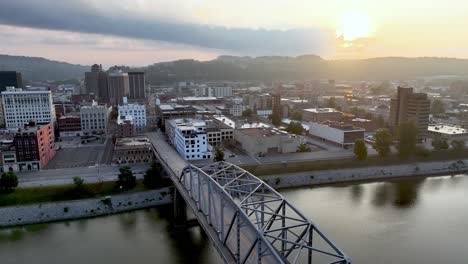 un'immagine aerea dell'alba del ponte che conduce a charleston, west virginia.