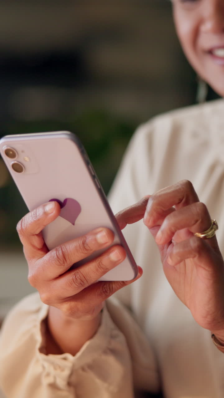 una mujer usando su teléfono celular