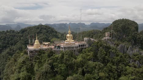 Big-Gold-Buddha-Oben-Auf-Dem-Hügel-In-Thailand