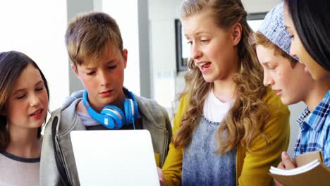 Gruppe-Von-Schülern,-Die-Im-Klassenzimmer-Einen-Laptop-Benutzen