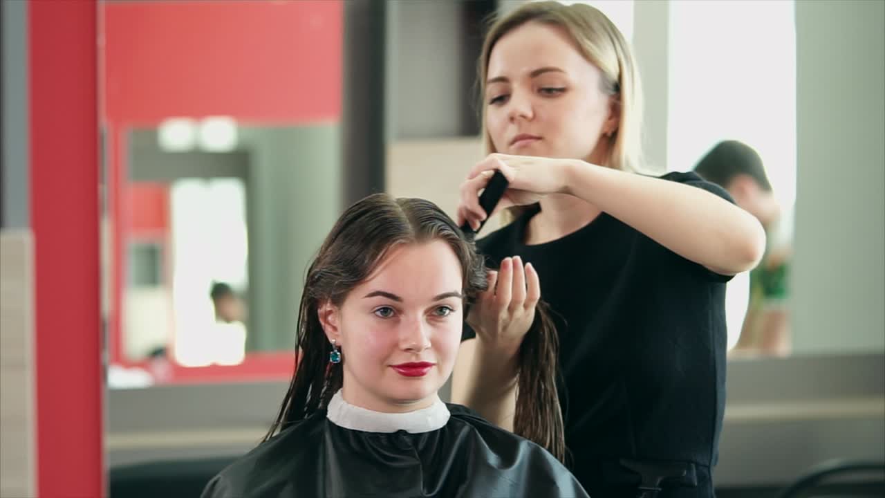 Donna che si fa tagliare i capelli dal parrucchiere