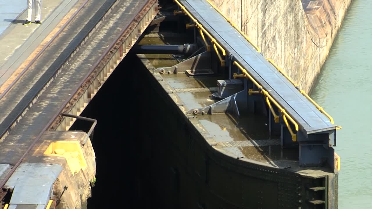 miraflores의 유압 게이트의 세부 사항은 챔버가 천천히 열리도록 잠급니다.