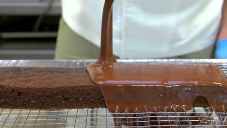 Flüssige-Schokolade,-Die-Auf-Einen-Brownie-Fällt