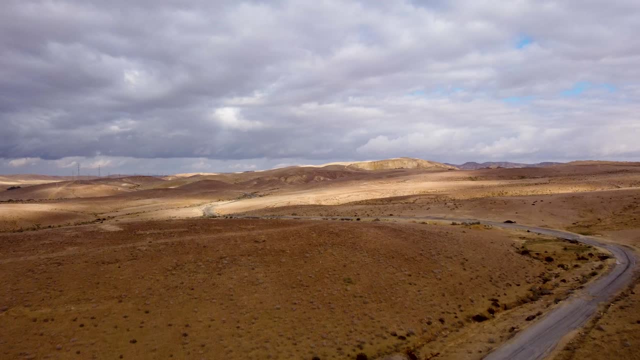 el comienzo de un vuelo sobre el desierto en clima lluvioso, cuando las sombras de las nubes se mueven rápidamente a través del suelo