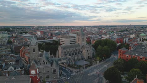 catedral de la iglesia de cristo 4k imágenes aéreas al atardecer en la capital de irlanda, dublín