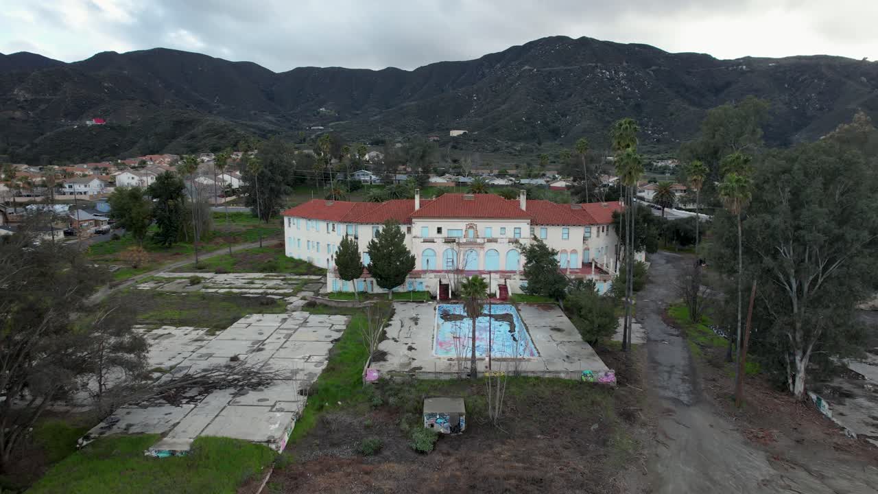 la escuela militar abandonada de lake elsinore en california: una visión inquietantemente hermosa de la historia, con edificios abandonados rodeados por la recuperación de la naturaleza