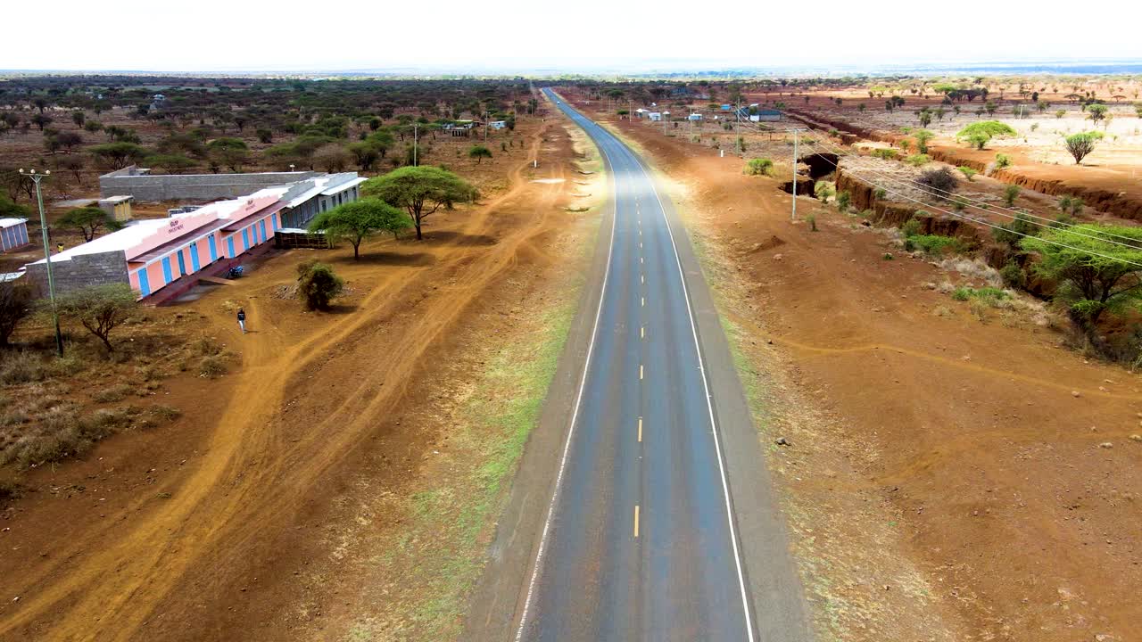vista aérea de las carreteras rurales de kenia, barrio pobre de loitokitok, kenia