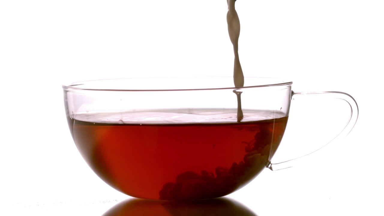 차 한 잔 에 우유 를 부어 넣는 것