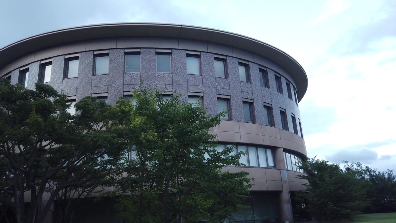 Vista panorâmica lenta do edifício e campus modernos da Universidade Ritsumeikan em Quioto, Japão