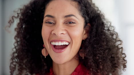 Face,-laughing-and-business-woman-in-office