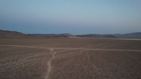 crepúsculo del desierto, toma aérea del desierto frente a las vegas nevada