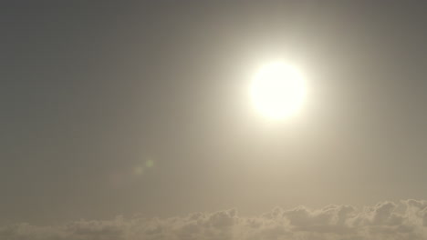 Flugzeugflug-Gegen-Das-Sonnenlicht