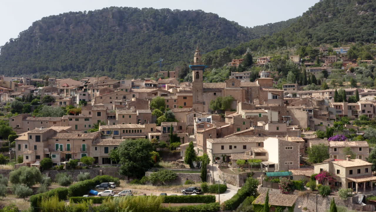 Centro storico del villaggio di Valldemossa con case ed edifici