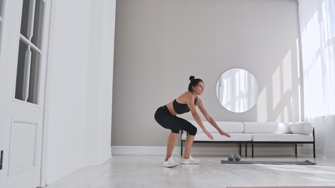 mujer de fitness haciendo ejercicio de burpee en casa. toma media de mujer joven haciendo flexiones y ejercicios de salto en cámara lenta. concepto deportivo