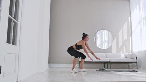 Mujer-Fitness-Haciendo-Ejercicios-De-Burpee-En-Casa.-Plano-Medio-De-Una-Mujer-Joven-Haciendo-Flexiones-Y-Ejercicios-De-Salto-En-Cámara-Lenta.-Concepto-Deportivo