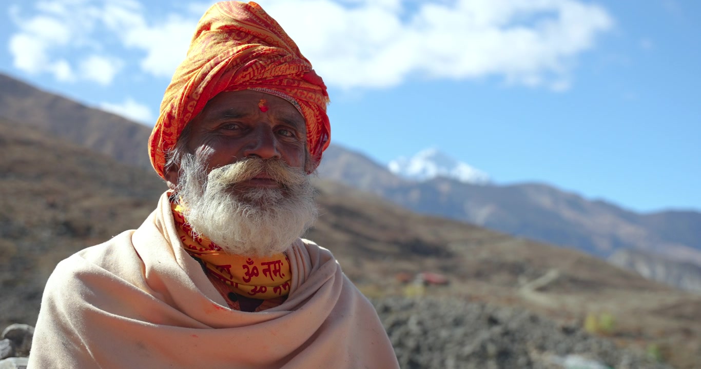 Annapurna Çevresi, Mustang, Nepal'de, kutsal Muktinath Tapınağı yakınında geleneksel turuncu kıyafet ve rudraksha mala giyen Hindu bir kutsal adama odaklanan yakın çekim
