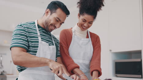 Amor,-Comida-Y-Una-Pareja-Cocinando-En-La-Cocina.