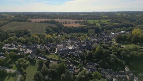aerial hacia adelante sobre rochefort-en-terre pueblo medieval y pintoresco, bretaña en francia