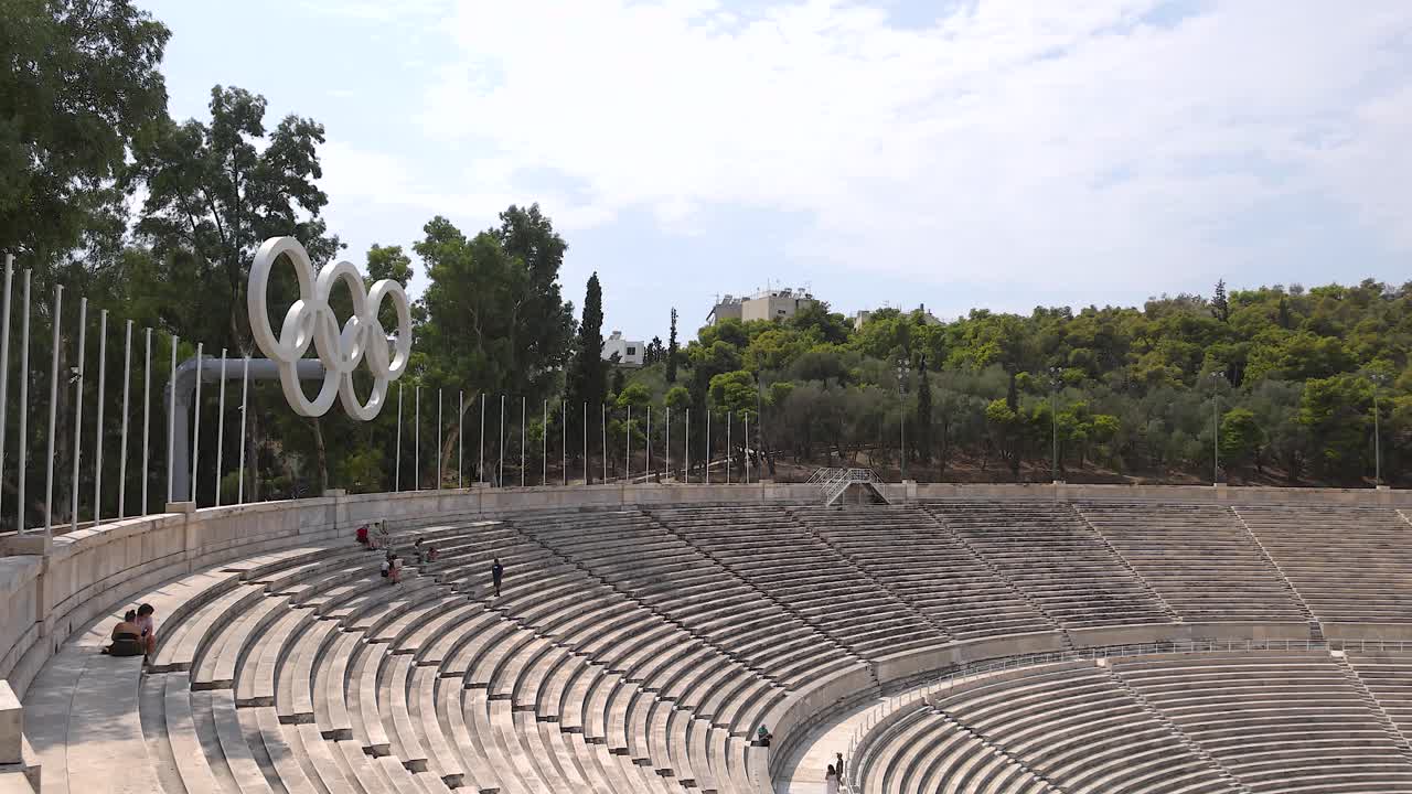 estadio histórico con anillos olímpicos y asientos