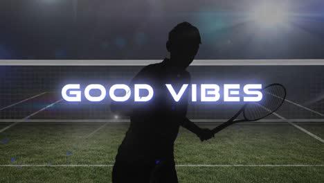 Neon-Good-Vibes-Text-über-Der-Silhouette-Eines-Männlichen-Tennisspielers,-Der-Einen-Schläger-Gegen-Den-Tennisplatz-Hält