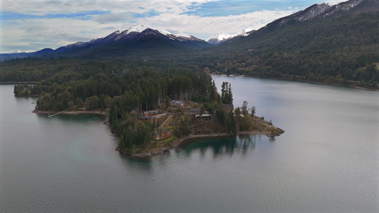 el movimiento de drones en retirada desde el resort del hotel boutique puerto manzano, villa la angostura, argentina.