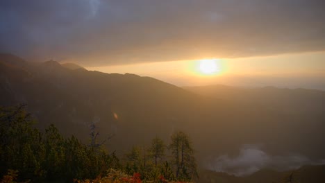 movimiento con un cardán de metraje en las montañas eslovenas en los alpes en un increíble amanecer en hermosos colores con una cámara que avanza lentamente