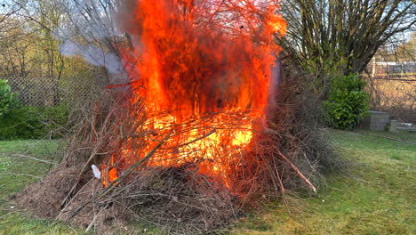 en un prado arde una gran fogata