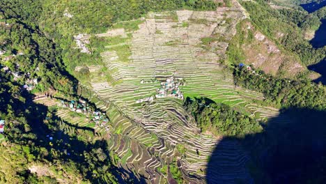 Imágenes-Lejanas-De-Drones-De-Las-Famosas-Terrazas-De-Arroz-Verde-Batad-En-El-Norte-De-Filipinas-Mientras-Sale-El-Sol