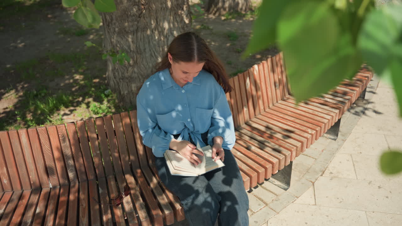 여성이 예상치 못한 사건을 목격하고, 여자가 예상치 못하게 갑작스럽게 일어나는 놀라운 사건을 관찰하며, 여성 개인이 눈앞에서 갑자기 펼쳐지는 예상치 못한 놀라운 일을 알아차려요