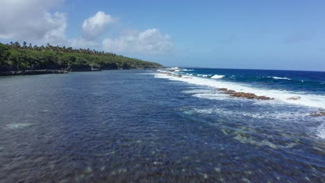 Volando-Sobre-Los-Arrecifes-De-Coral-Y-El-Océano-Pacífico-Sur-Por-La-Costa-De-Tonga,-Polinesia,-Oceanía,-Disparo-De-Drone