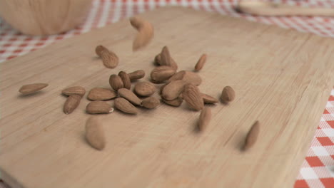 las almendras cayendo en cámara súper lenta