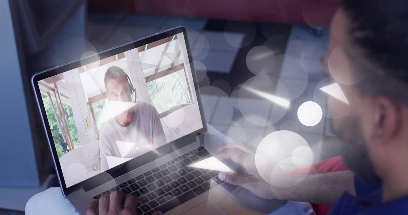 Bruger tapper på en tablet, hvilket skaber pulserende bokeh-diske og trekanter på skærmen, der forsvinder under et arbejdsopkald.