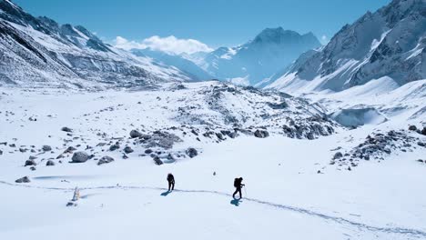 Impresionante-Toma-De-Paralaje-Captura-A-Dos-Niños-Caminando-Hacia-El-Paso-De-Larke-la-En-El-Circuito-De-Manaslu-En-Nepal